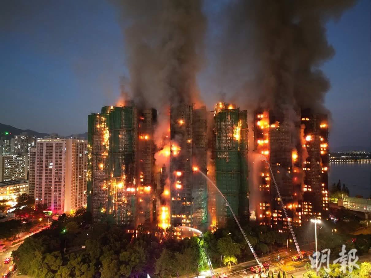 Жуткие кадры из Гонконга.. Здесь во время ремонта фасада загорелось несколько башен. Вспыхнули строительные леса, которые установили вокруг нескольких небоскребов Жуткие кадры из Гонконга.. Здесь во время ремонта фасада загорелось несколько башен. Вспыхнули строительные леса, которые установили вокруг нескольких небоскребов