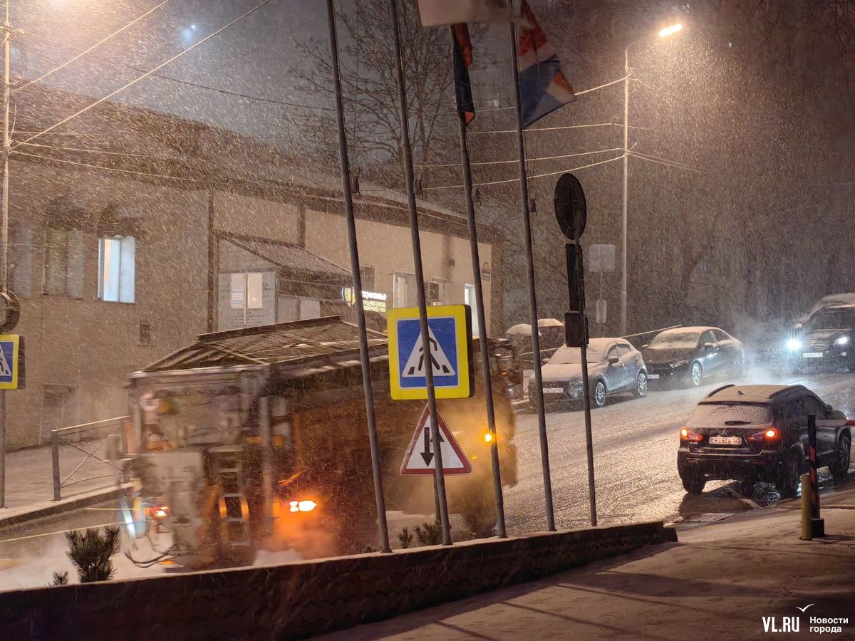 Дороги во Владивостоке посыпают песко-соляной смесью