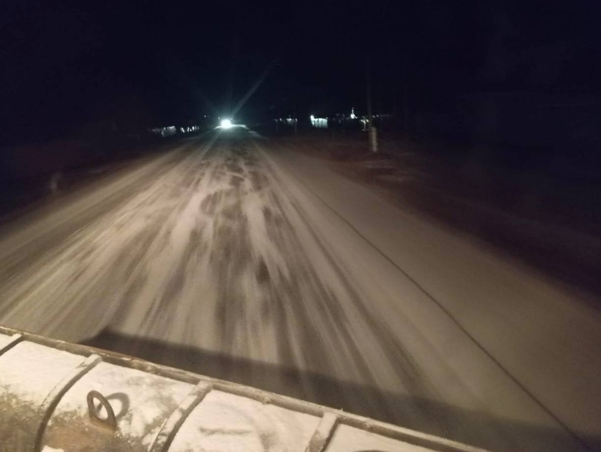 С раннего утра дорожники филиала «Никольский» ведут очистку от снега и обработку проезжей части: С раннего утра дорожники филиала «Никольский» ведут очистку от снега и обработку проезжей части: