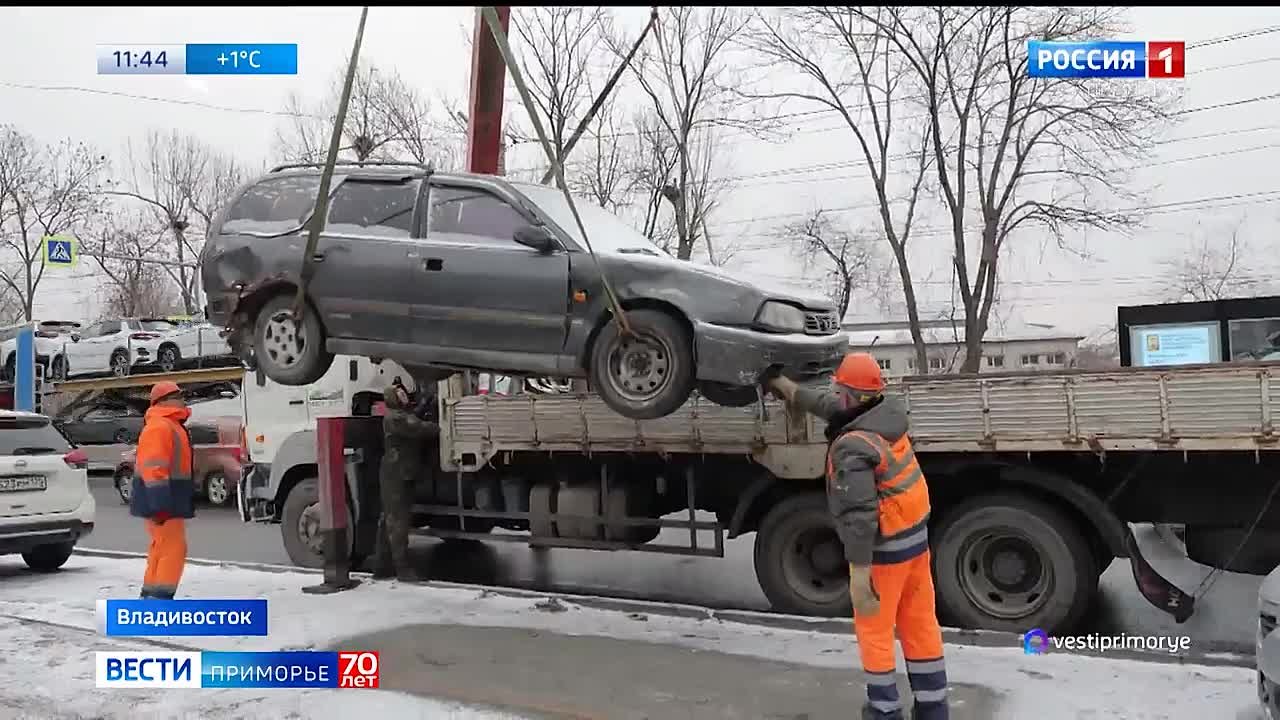 Во Владивостоке в этом году вывезли тридцать пять брошенных автомобилей