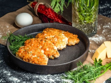 Сочные куриные котлеты с сыром и зеленью: простой рецепт для всей семьи