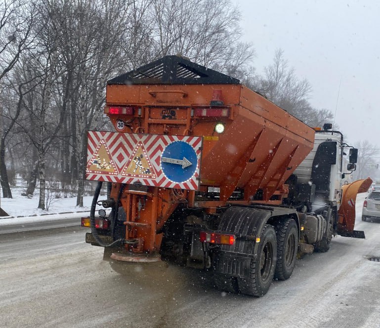 На дорогах Уссурийска работает спецтехника