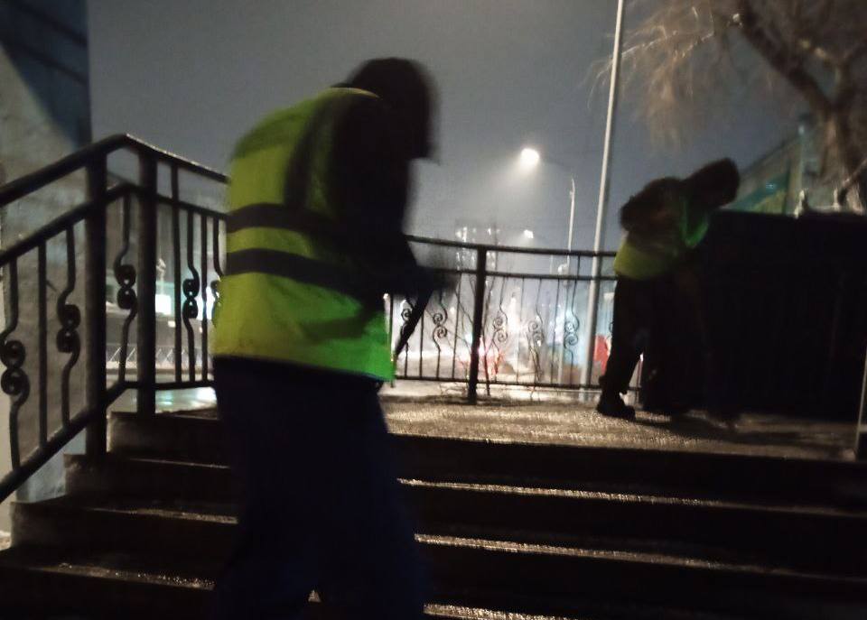 Дорожная служба «Содержание городских территорий» приступила к ручной уборке тротуаров и надземных пешеходных переходов Дорожная служба «Содержание городских территорий» приступила к ручной уборке тротуаров и надземных пешеходных переходов