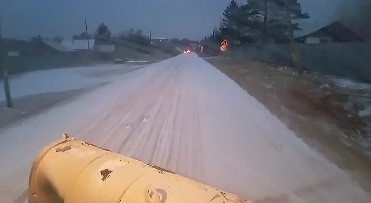 С раннего утра дорожники филиала «Никольский» ведут очистку от снега и обработку проезжей части: