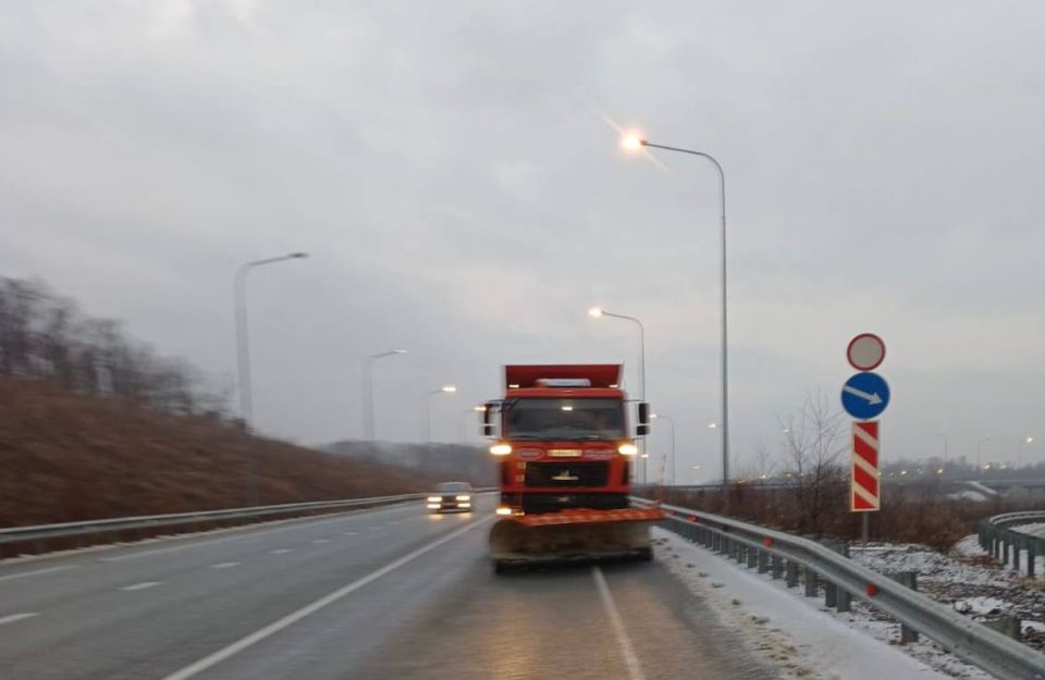 Очистку проезжей части от снега выполняли специалисты филиала «Шкотовский»: