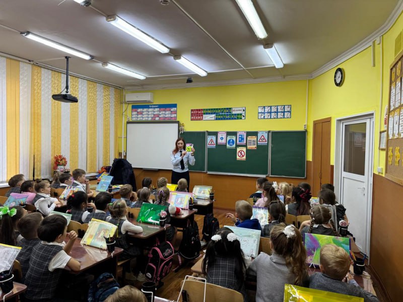 В Уссурийске сотрудники Госавтоинспекции напомнили школьникам о важности использования светоотражающих элементов на одежде В Уссурийске сотрудники Госавтоинспекции напомнили школьникам о важности использования светоотражающих элементов на одежде