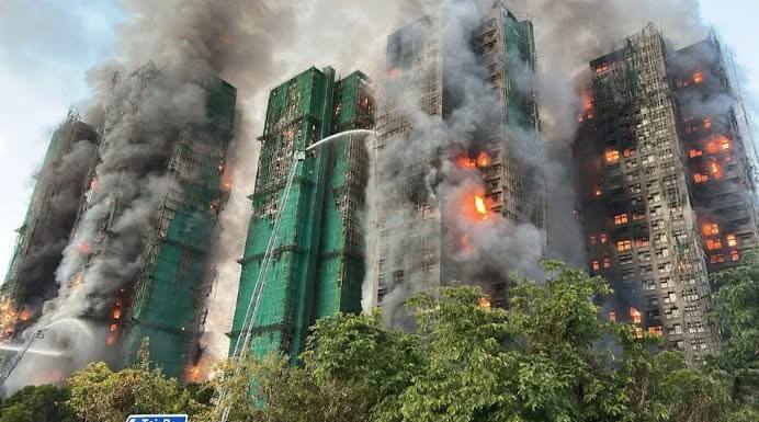 Жуткие кадры из Гонконга.. Здесь во время ремонта фасада загорелось несколько башен. Вспыхнули строительные леса, которые установили вокруг нескольких небоскребов Жуткие кадры из Гонконга.. Здесь во время ремонта фасада загорелось несколько башен. Вспыхнули строительные леса, которые установили вокруг нескольких небоскребов