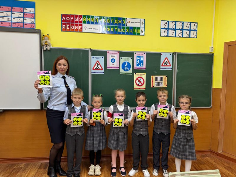 В Уссурийске сотрудники Госавтоинспекции напомнили школьникам о важности использования светоотражающих элементов на одежде