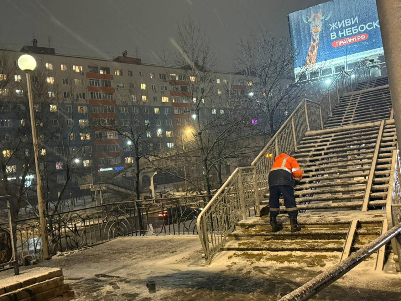 Дорожная служба «Содержание городских территорий» приступила к ручной уборке тротуаров и надземных пешеходных переходов