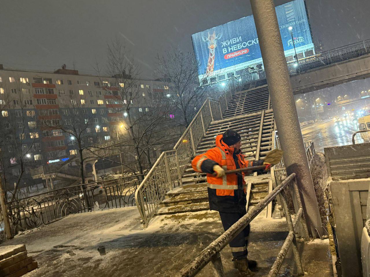 Дорожная служба «Содержание городских территорий» приступила к ручной уборке тротуаров и надземных пешеходных переходов Дорожная служба «Содержание городских территорий» приступила к ручной уборке тротуаров и надземных пешеходных переходов