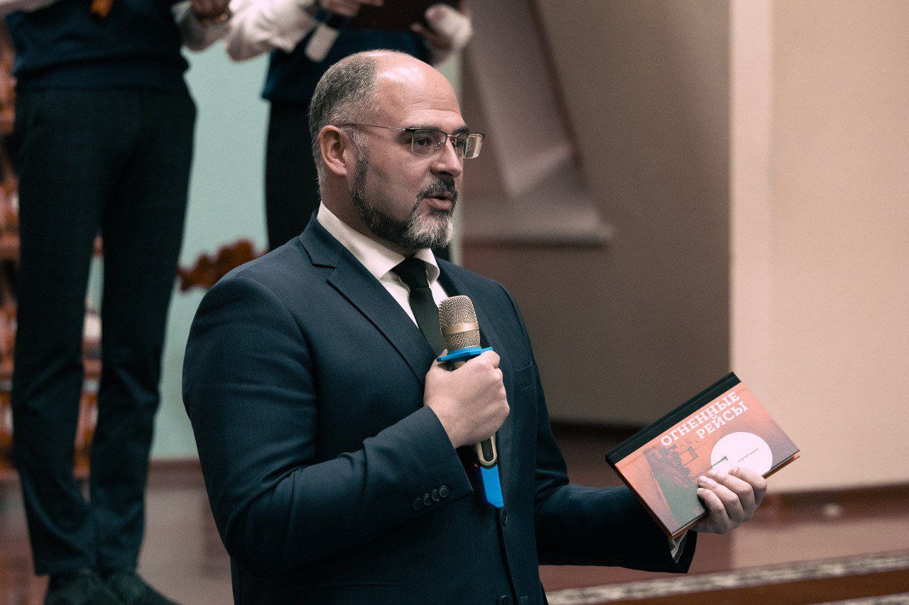 Константин Шестаков: Транспортная группа FESCO передала школе № 6 Владивостока обновленное издание книги «Огненные рейсы» Константин Шестаков: Транспортная группа FESCO передала школе № 6 Владивостока обновленное издание книги «Огненные рейсы»