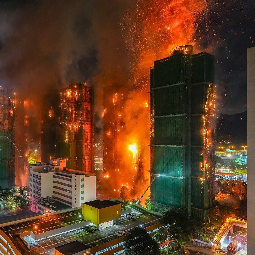 Жуткие кадры из Гонконга.. Здесь во время ремонта фасада загорелось несколько башен. Вспыхнули строительные леса, которые установили вокруг нескольких небоскребов