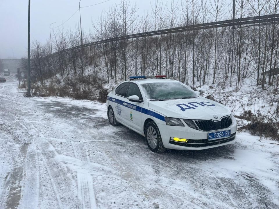 Госавтоинспекция Владивостока призывает автолюбителей и пешеходов быть осторожными на дорогах в связи с гололедом