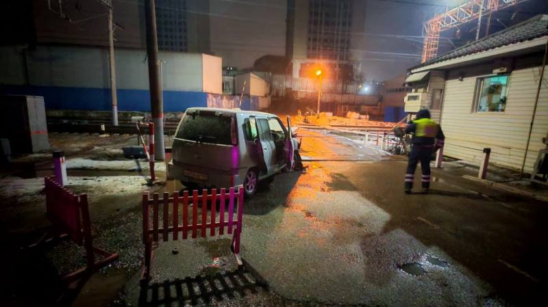 Во Владивостоке водитель погиб на переезде, врезавшись в барьер-автомат Во Владивостоке водитель погиб на переезде, врезавшись в барьер-автомат