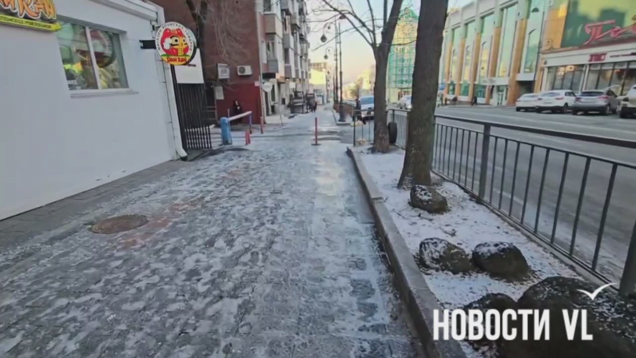 Тротуар на спуске от Уборевича к Океанскому проспекту превратился в ледяную горку