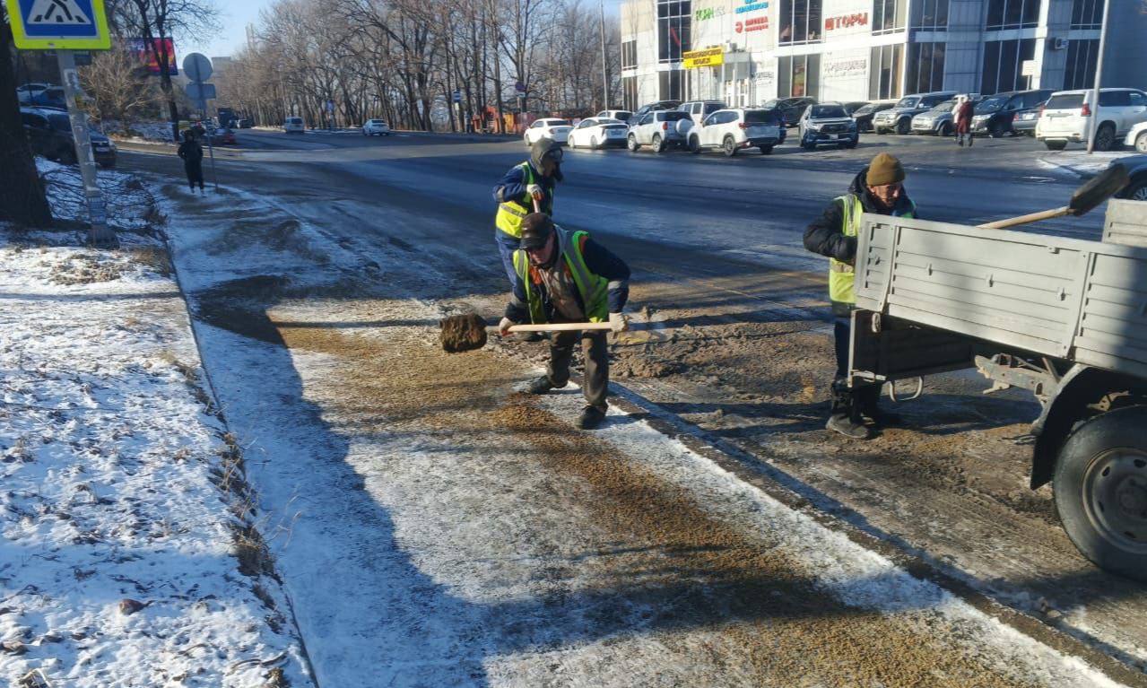 Дорожники городской службы продолжают ликвидацию последствий непогоды Дорожники городской службы продолжают ликвидацию последствий непогоды