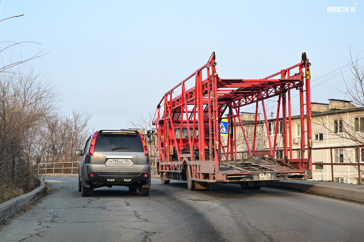 Дальнобойщики на обочинах во Владивостоке ждут отправки и отдыхают, не найдя лучшего места для стоянки Дальнобойщики на обочинах во Владивостоке ждут отправки и отдыхают, не найдя лучшего места для стоянки