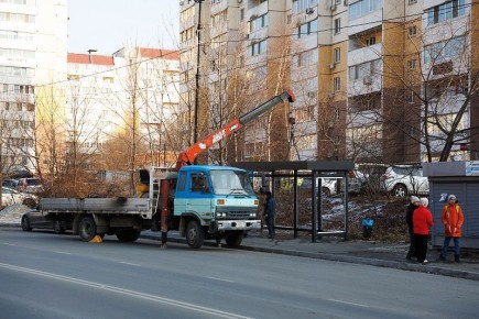 Во Владивостоке на улице Адмирала Горшкова в Снеговой Пади начали устанавливать шесть новых остановочных павильонов