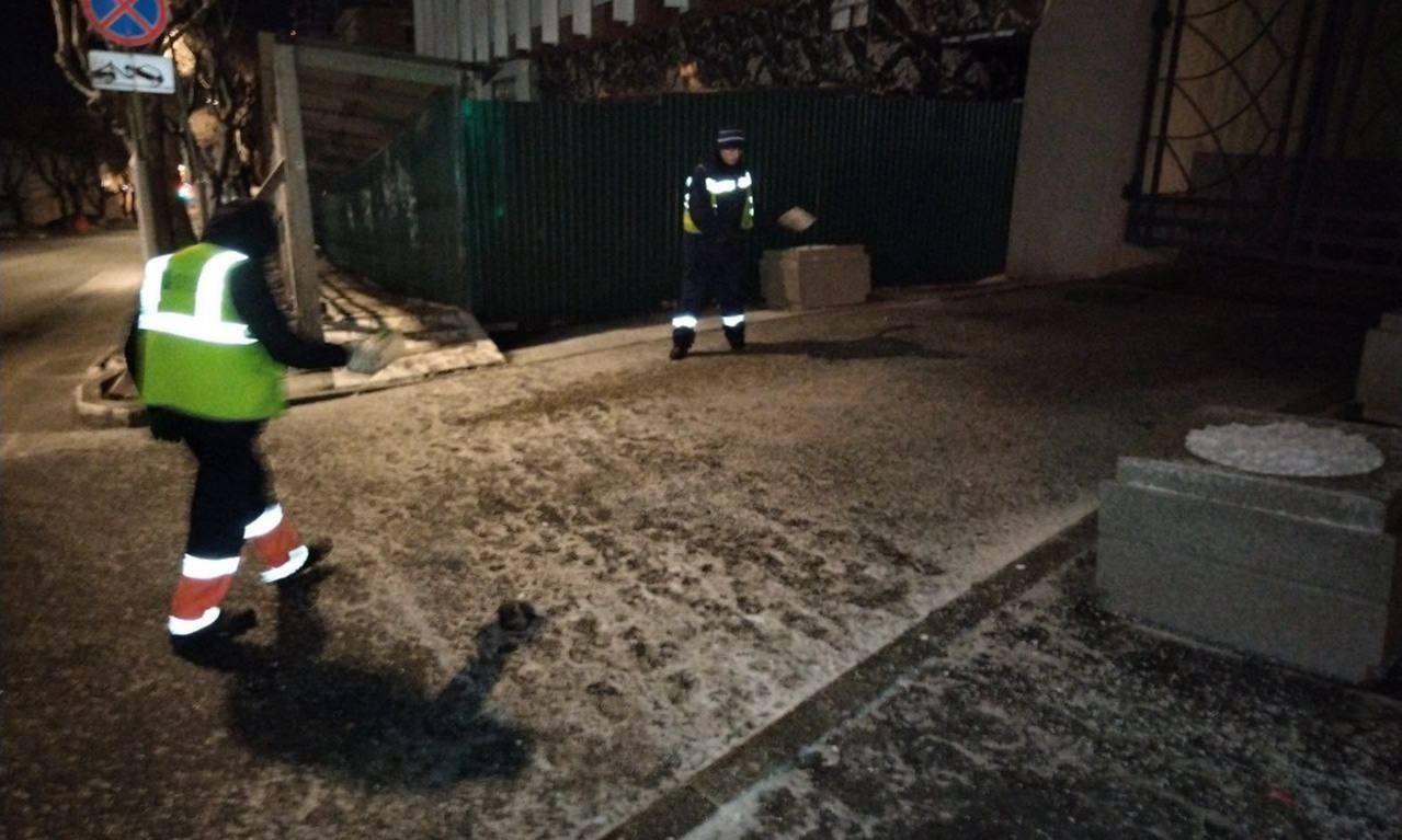 Дорожные службы Владивостока в круглосуточном режиме ликвидируют последствия снегопада и гололедицы Дорожные службы Владивостока в круглосуточном режиме ликвидируют последствия снегопада и гололедицы
