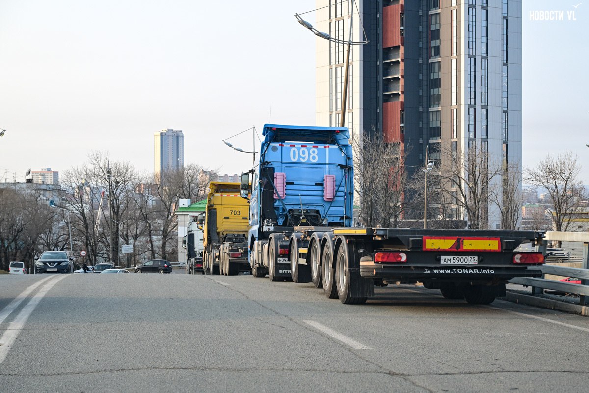 Дальнобойщики на обочинах во Владивостоке ждут отправки и отдыхают, не найдя лучшего места для стоянки Дальнобойщики на обочинах во Владивостоке ждут отправки и отдыхают, не найдя лучшего места для стоянки