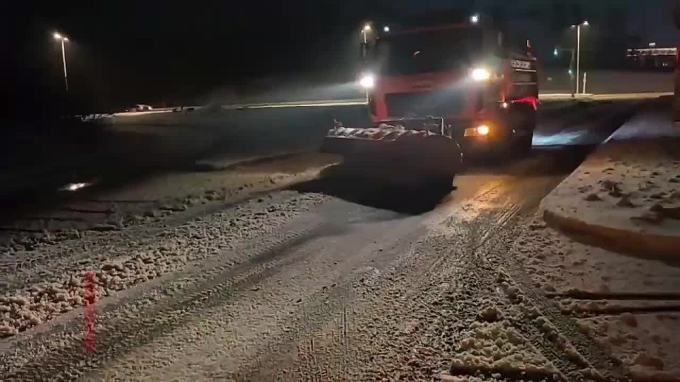 Дорожные службы Владивостока в круглосуточном режиме ликвидируют последствия снегопада и гололедицы