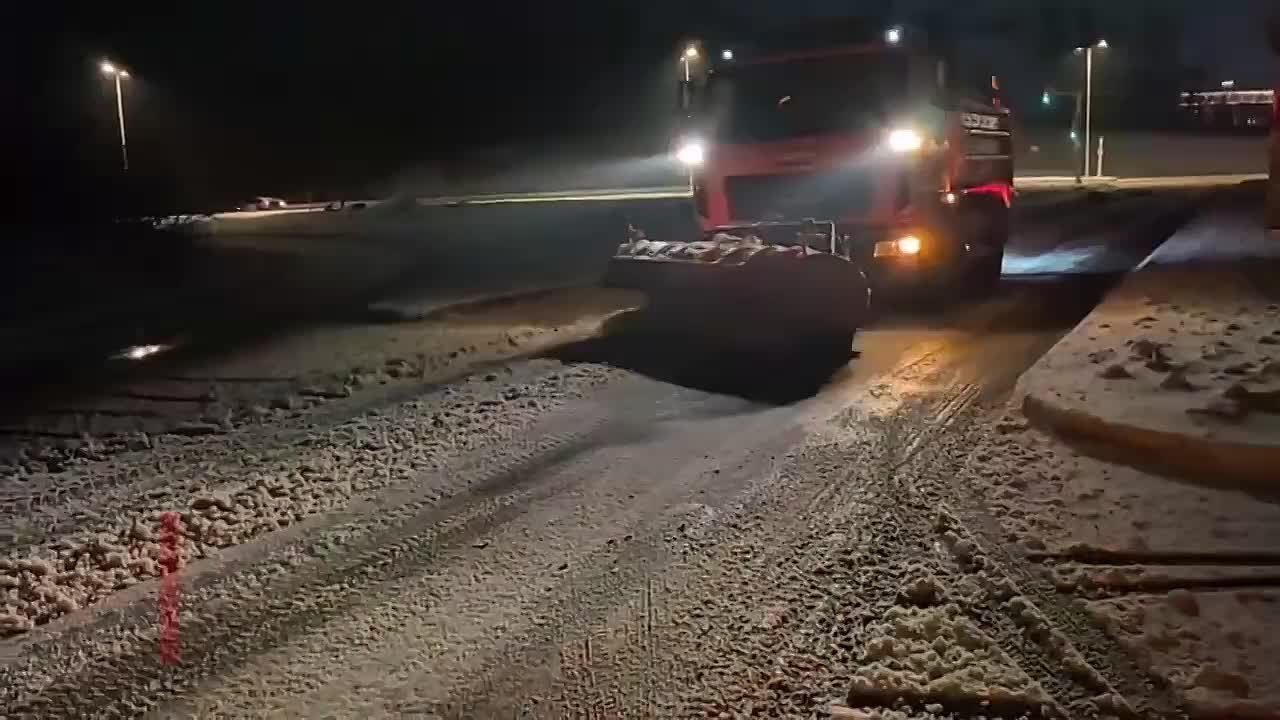 Дорожные службы Владивостока в круглосуточном режиме ликвидируют последствия снегопада и гололедицы