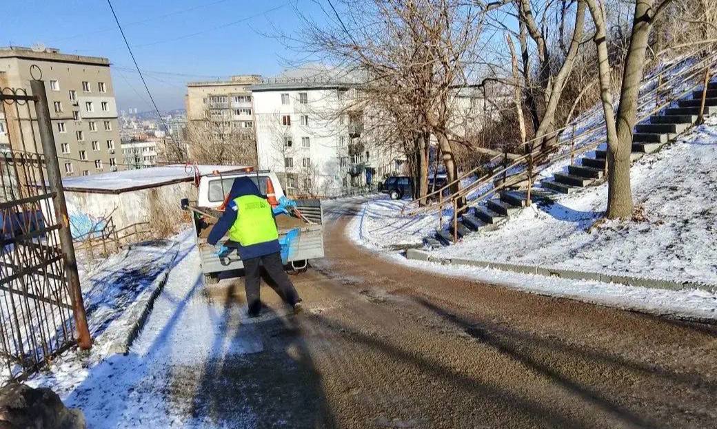 Дорожники городской службы продолжают ликвидацию последствий непогоды Дорожники городской службы продолжают ликвидацию последствий непогоды