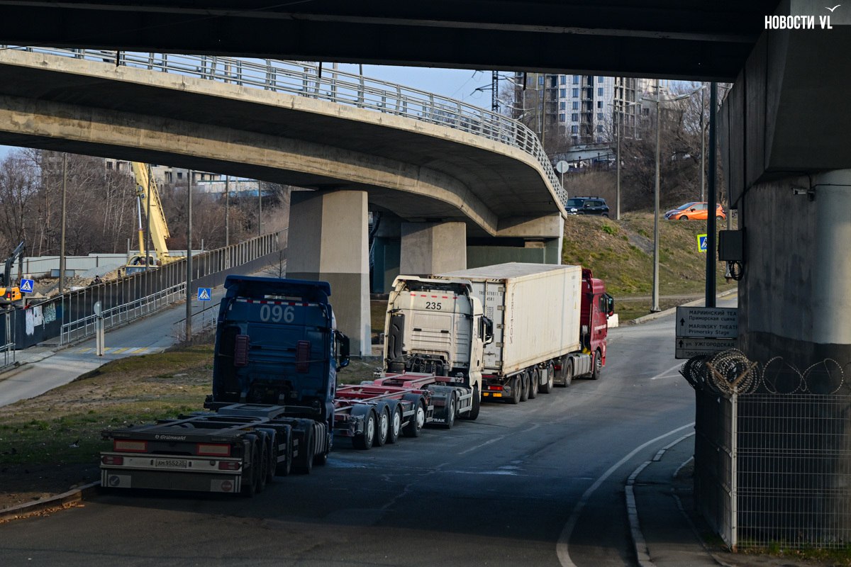 Дальнобойщики на обочинах во Владивостоке ждут отправки и отдыхают, не найдя лучшего места для стоянки Дальнобойщики на обочинах во Владивостоке ждут отправки и отдыхают, не найдя лучшего места для стоянки