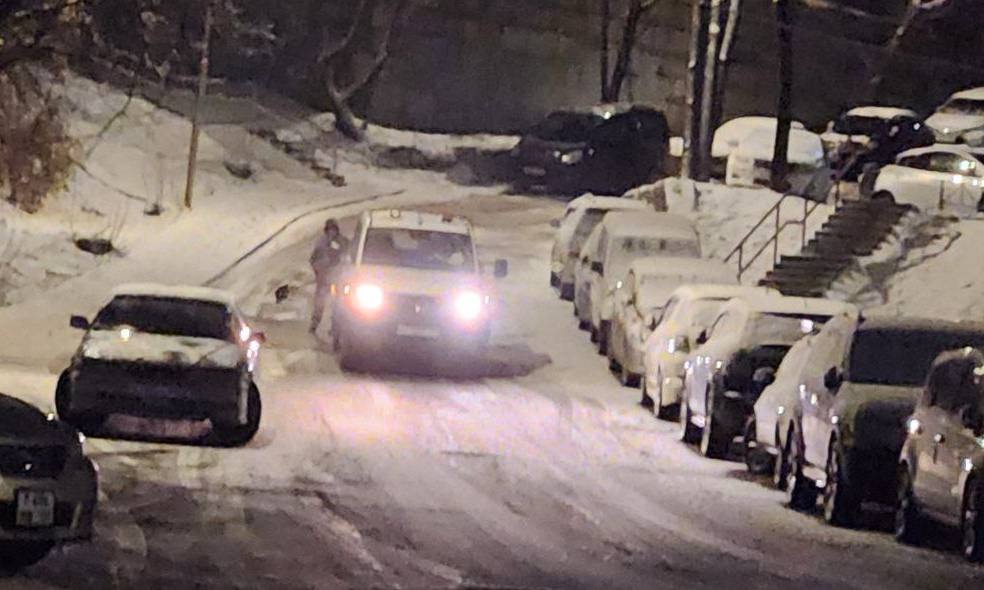 Дорожные службы Владивостока в круглосуточном режиме ликвидируют последствия снегопада и гололедицы Дорожные службы Владивостока в круглосуточном режиме ликвидируют последствия снегопада и гололедицы