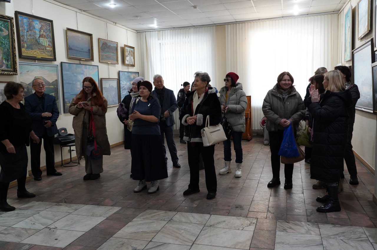 Прикосновение к прекрасному: в Уссурийске открылась выставка местных художников Прикосновение к прекрасному: в Уссурийске открылась выставка местных художников