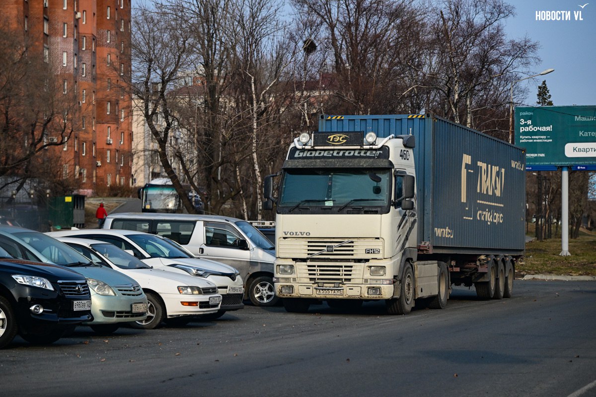 Дальнобойщики на обочинах во Владивостоке ждут отправки и отдыхают, не найдя лучшего места для стоянки Дальнобойщики на обочинах во Владивостоке ждут отправки и отдыхают, не найдя лучшего места для стоянки