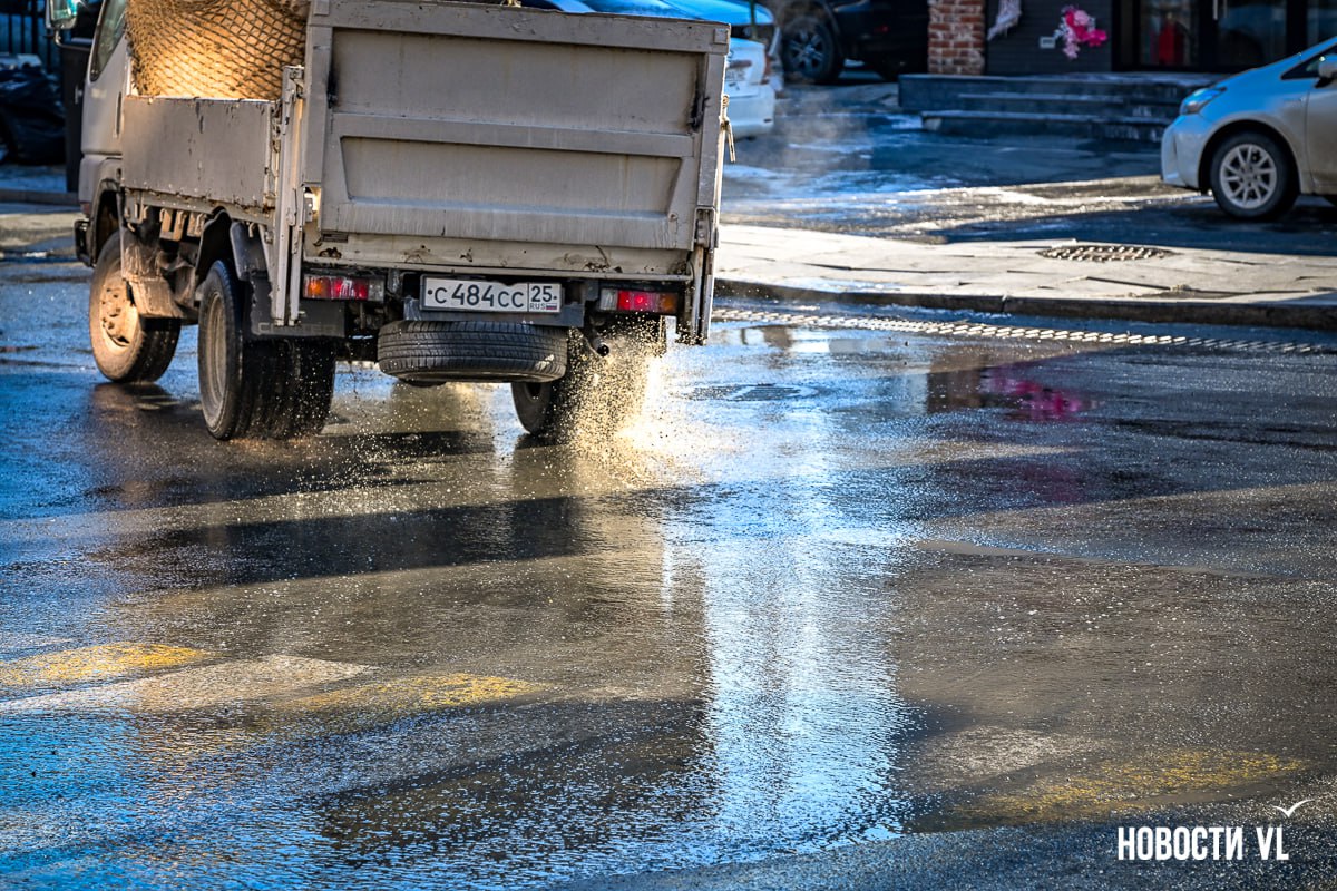 На улице Западной протекла канализация – ночью река может превратиться в каток На улице Западной протекла канализация – ночью река может превратиться в каток