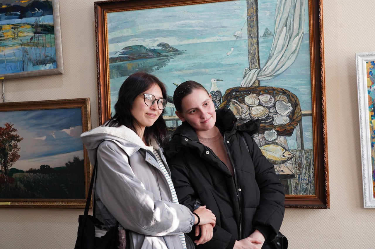 Прикосновение к прекрасному: в Уссурийске открылась выставка местных художников Прикосновение к прекрасному: в Уссурийске открылась выставка местных художников