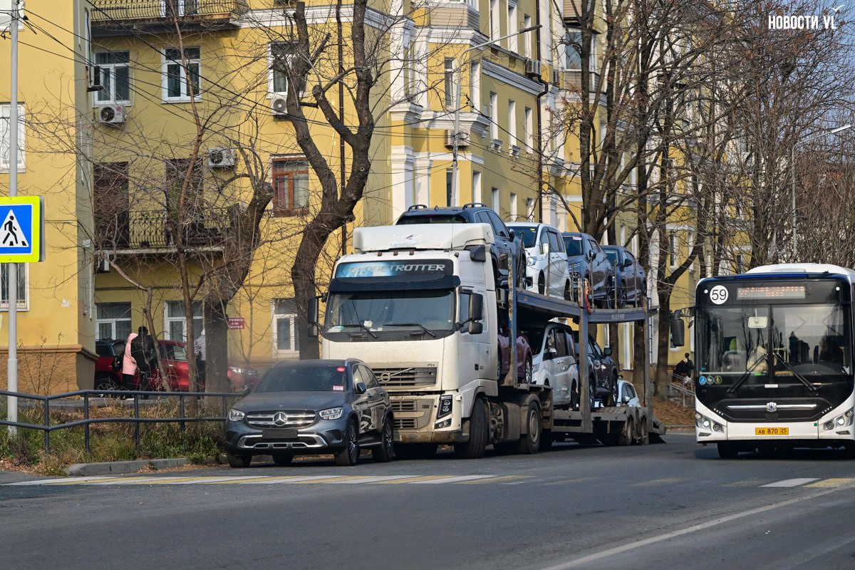 Дальнобойщики на обочинах во Владивостоке ждут отправки и отдыхают, не найдя лучшего места для стоянки