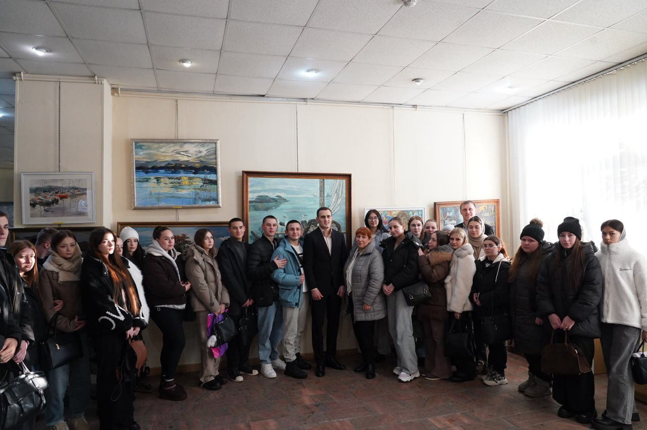 Прикосновение к прекрасному: в Уссурийске открылась выставка местных художников Прикосновение к прекрасному: в Уссурийске открылась выставка местных художников