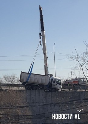 На объездной в районе Фадеева убирают самосвал, который чуть не рухнул с дороги