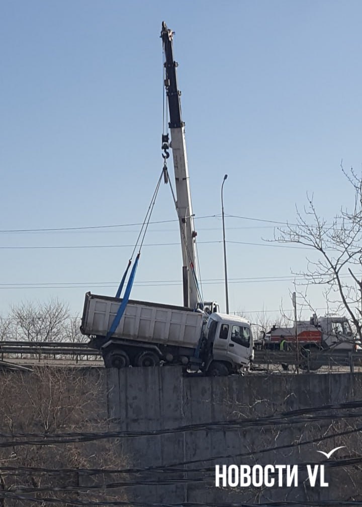 На объездной в районе Фадеева убирают самосвал, который чуть не рухнул с дороги