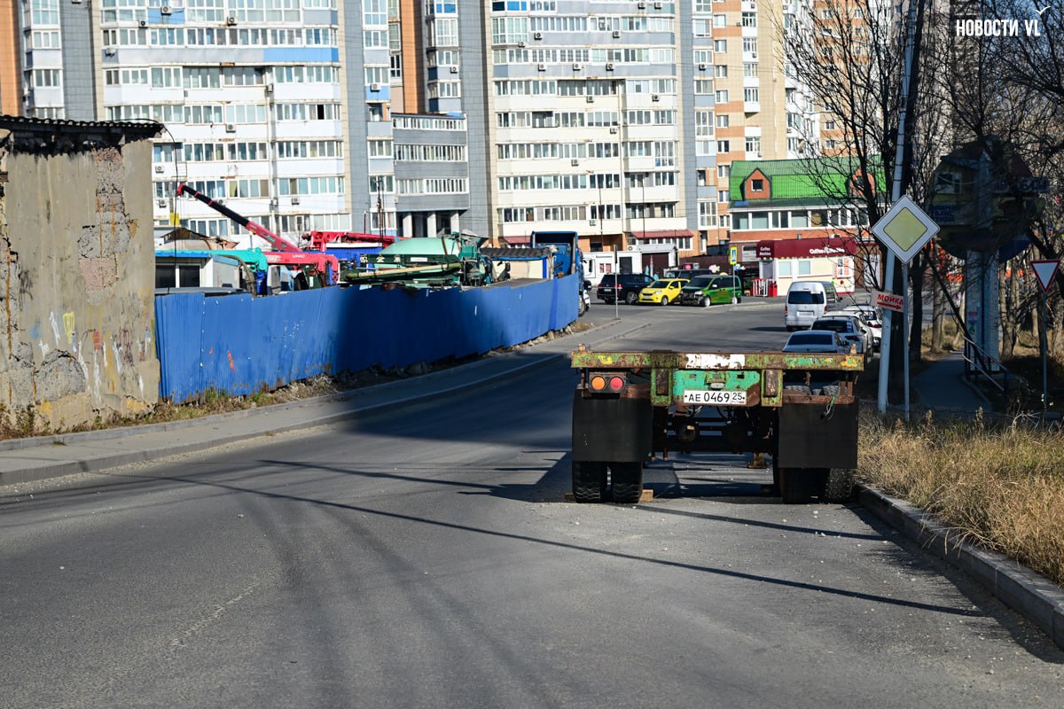 Дальнобойщики на обочинах во Владивостоке ждут отправки и отдыхают, не найдя лучшего места для стоянки Дальнобойщики на обочинах во Владивостоке ждут отправки и отдыхают, не найдя лучшего места для стоянки