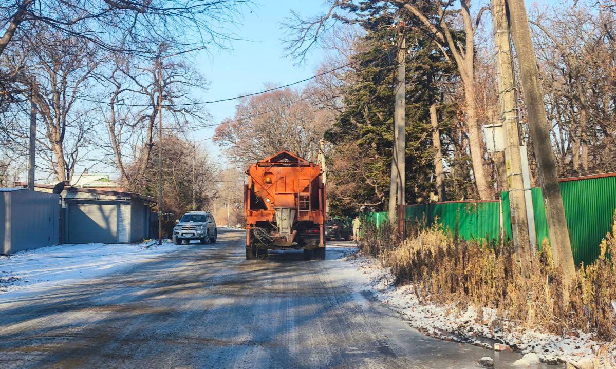 Дорожники городской службы продолжают ликвидацию последствий непогоды Дорожники городской службы продолжают ликвидацию последствий непогоды