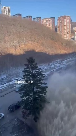 Во Владивостоке на Снеговой пади произошел масштабный прорыв — все улицы заливает водой