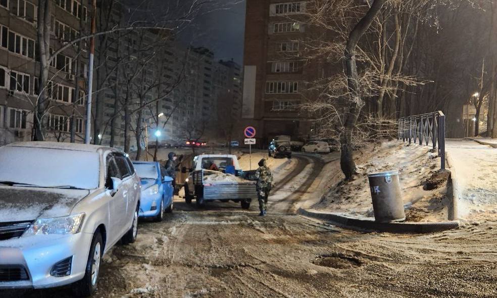 Дорожные службы Владивостока в круглосуточном режиме ликвидируют последствия снегопада и гололедицы Дорожные службы Владивостока в круглосуточном режиме ликвидируют последствия снегопада и гололедицы