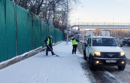 Владивосток продолжает борьбу со снежным циклоном