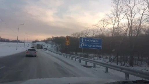 Фура перевернулась на скользкой трассе Владивосток — Уссурийск