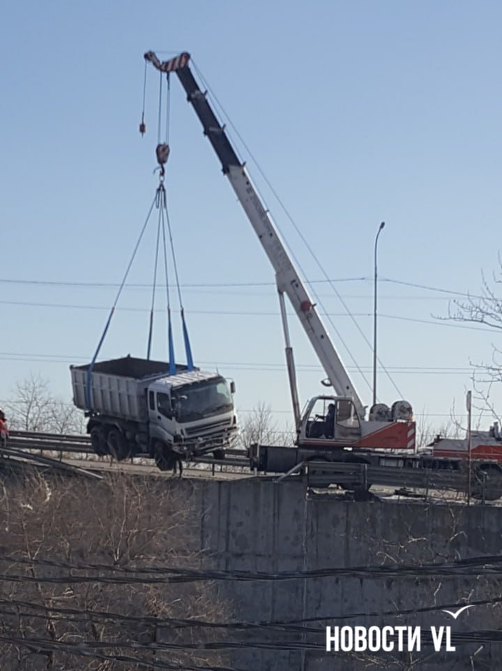 На объездной в районе Фадеева убирают самосвал, который чуть не рухнул с дороги На объездной в районе Фадеева убирают самосвал, который чуть не рухнул с дороги