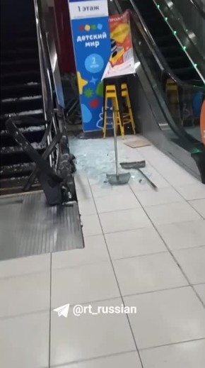 Уголовное дело возбудили в Приморье после того, как руку четырёхлетней девочки затянуло в эскалатор в ТЦ