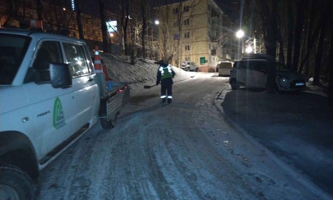 Дорожные службы Владивостока в круглосуточном режиме ликвидируют последствия снегопада и гололедицы Дорожные службы Владивостока в круглосуточном режиме ликвидируют последствия снегопада и гололедицы