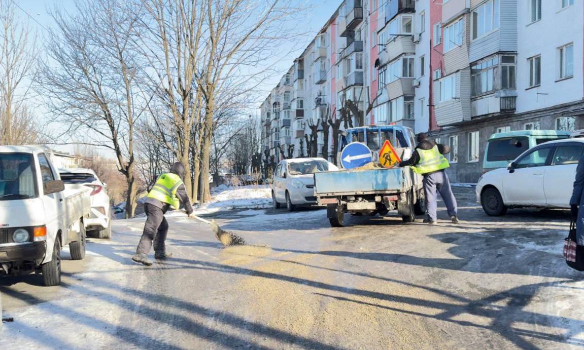 Дорожники городской службы продолжают ликвидацию последствий непогоды Дорожники городской службы продолжают ликвидацию последствий непогоды