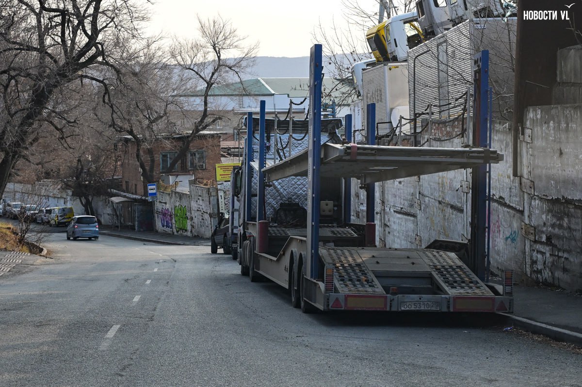 Дальнобойщики на обочинах во Владивостоке ждут отправки и отдыхают, не найдя лучшего места для стоянки Дальнобойщики на обочинах во Владивостоке ждут отправки и отдыхают, не найдя лучшего места для стоянки