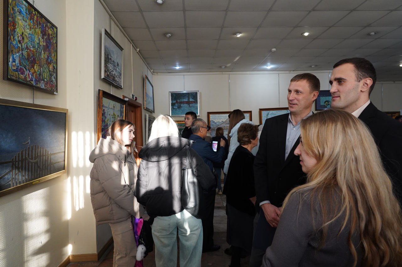 Прикосновение к прекрасному: в Уссурийске открылась выставка местных художников Прикосновение к прекрасному: в Уссурийске открылась выставка местных художников