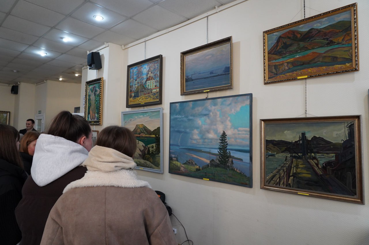 Прикосновение к прекрасному: в Уссурийске открылась выставка местных художников Прикосновение к прекрасному: в Уссурийске открылась выставка местных художников